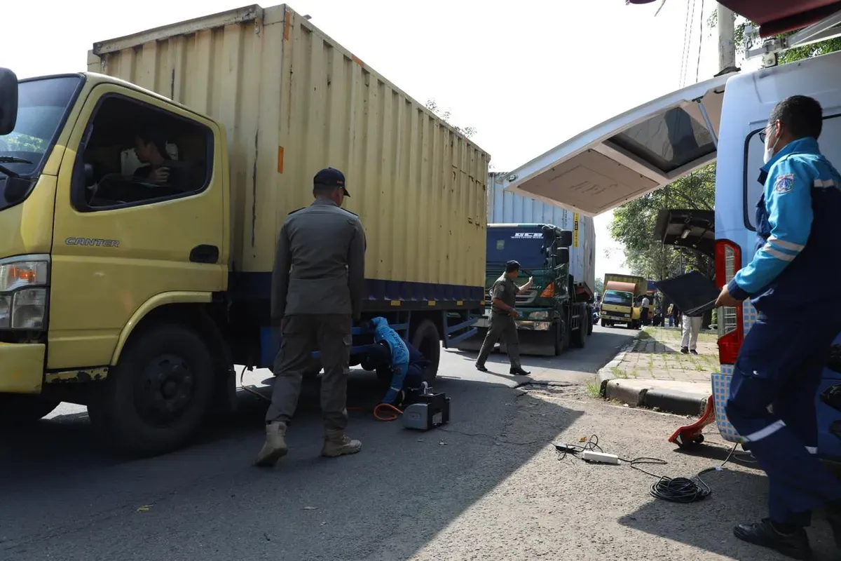 Operasi uji emisi Jalan Daan Mogot KM 18, Jakarta Barat, Senin, 21 Juli 2025. (Sumber: Dok. Kominfotik DLH Jakarta)