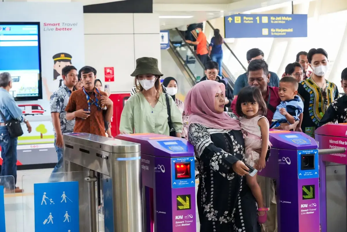 Penumpang LRT memanfaatkan LRT Jabodebek sebagai pilihan transportasi pada akhir pekan dan hari libur nasional, (Sumber: Dok. LRT Jabodebek)
