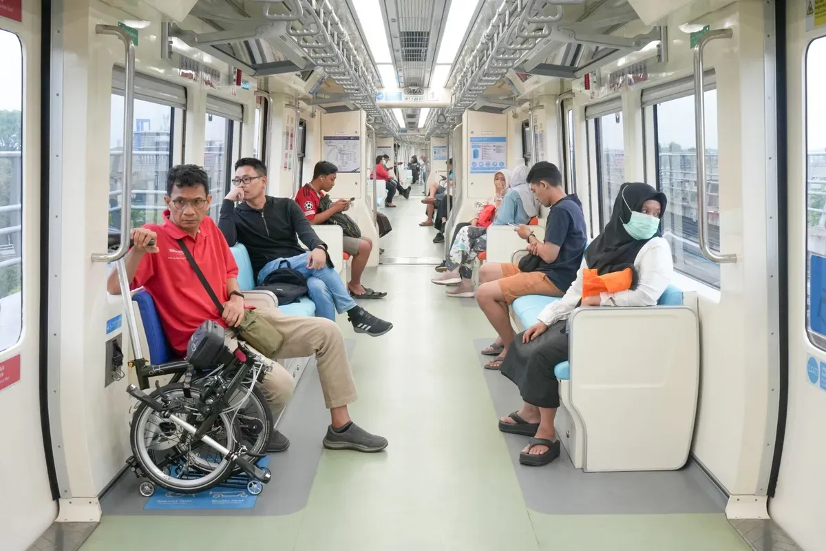 Suasana penumpang LRT Jabodebek, Catat 2 Juta Lebih Pengguna pada Musim Libur Sekolah (Sumber: Dok. LRT Jabodebek)
