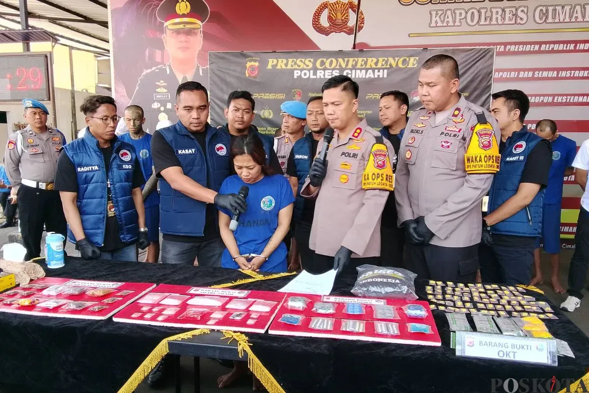Polres Cimahi melaksanakan gelar perkara ungkap kasus peredaran narkotika jenis sabu di Mako Polres Cimahi, Jawa Barat, Selasa, 22 Juli 2025. (Sumber: Poskota/Gatot Poedji Utomo)