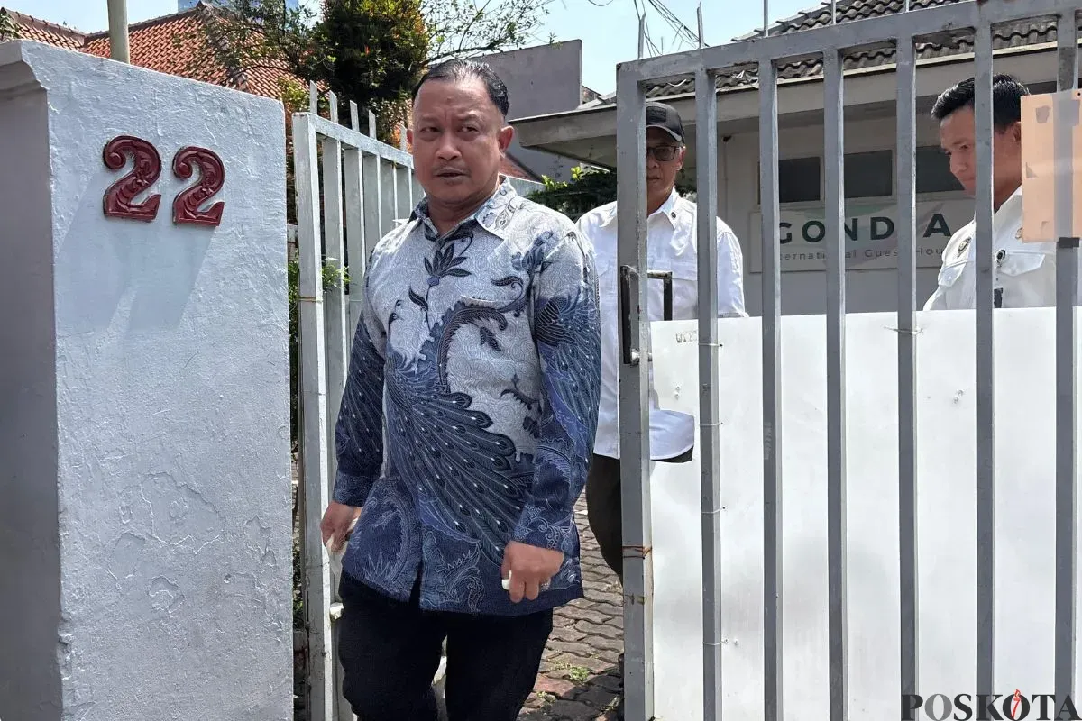 Komisioner Kompolnas, Choirul Anam mengunjungi kos-kosan Diplomat Muda Kemlu, Arya Daru Pangayunan (ADP) di Jalan Gondangdia Kecil, Menteng, Jakarta Pusat, Selasa, 22 Juli 2025. (Sumber: Poskota/Ali Mansur)