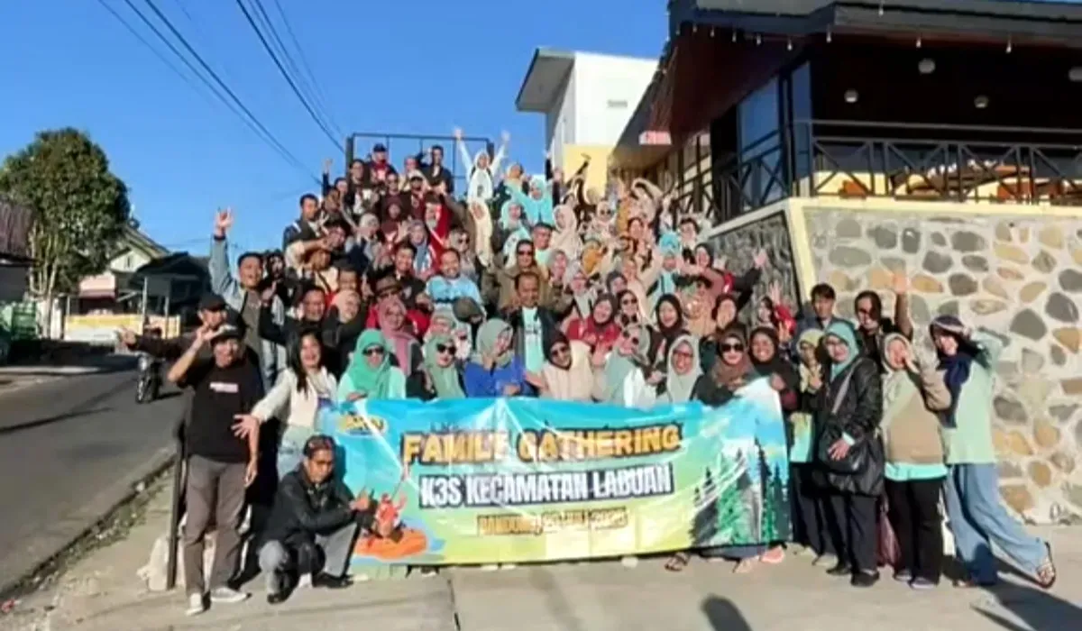 Ratusan guru SDN se-Kecamatan Labuan, Pandeglang, saat menggelar acara family gathering di Bandung. (Sumber: Dok. Warga)