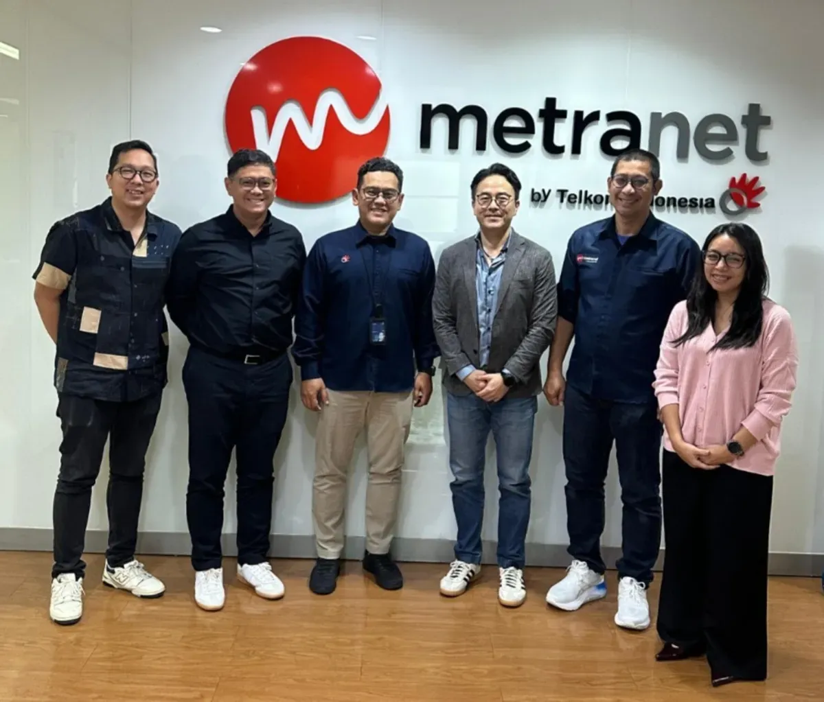 Direksi SEA bersama Direktur Utama Metranet Didik Budi Santoso, Director, Business Development, Rest of Asia Netflix Allen Pan, saat peresmian kerja sama strategis dengan Netflix. (Sumber: Dok. Telkom)