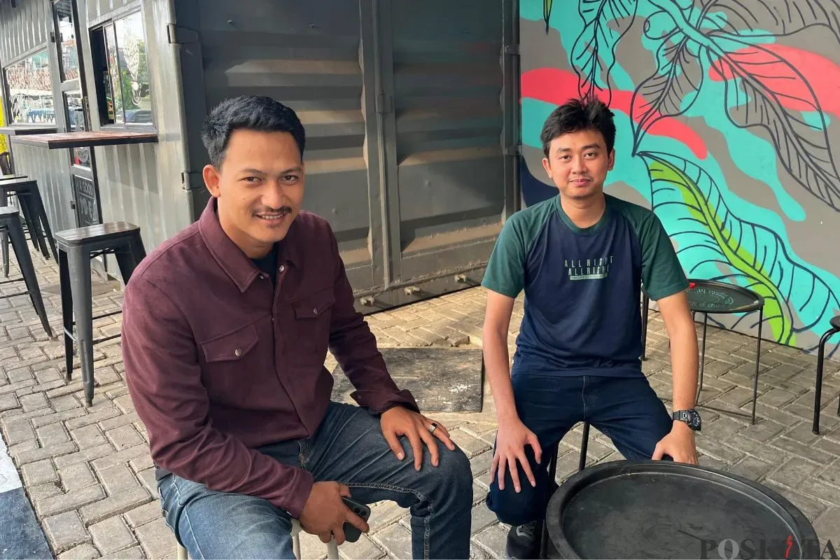 Pekerja swasta bernama Ibrahim, 24 tahun dan temannya bersantai di kawasan Kebon Jeruk, Jakarta Barat, Selasa, 22 Juli 2025. (Sumber: Poskota/Pandi Ramedhan)