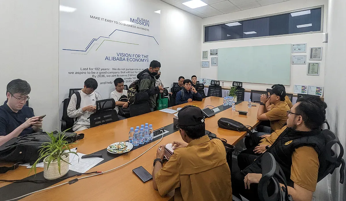 Kantor Imigrasi Kelas I Non TPI Bekasi melaksanakan operasi Wirawaspada ke sejumlah perusahaan asing. (Sumber: Humas Imigrasi Bekasi)
