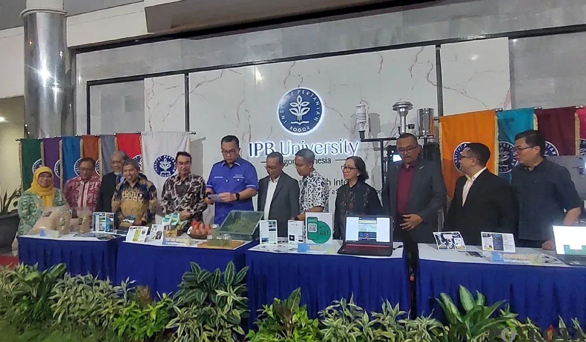 Tim peneliti bersama jajaran pimpinan IPB University saat memperkenalkan padi IPB 11S Bepe dan AQIMOS di Kampus IPB Drama Kabupaten Bogor, Selasa, 22 Juli 2025. Sekar Putri Andini (Sumber: POSKOTA | Foto: Sekar Putri Andini)