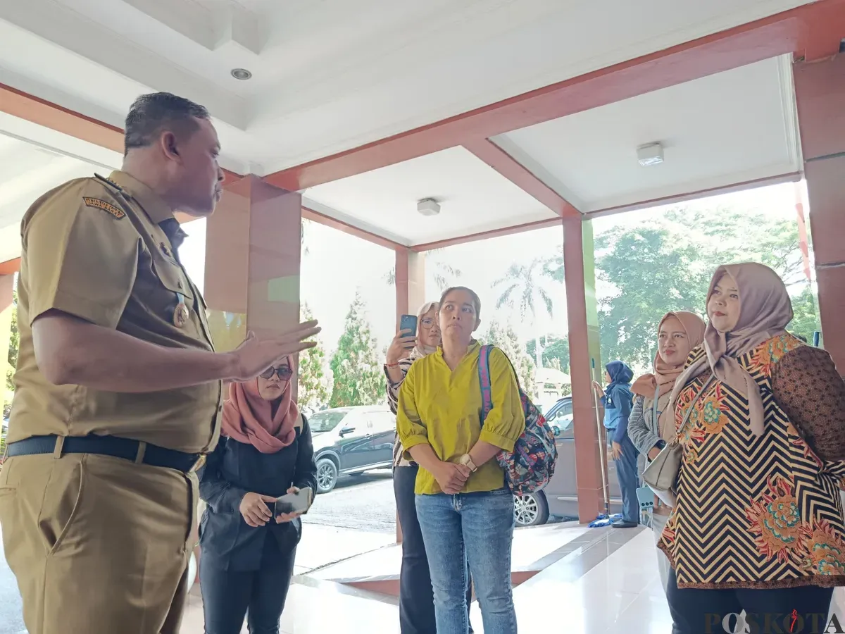 Sejumlah orang tua murid SD di Jaticempaka Kota Bekasi laporkan penyelewengan dana bos dan pungli kepada wali kota Bekasi, Tri Adhianto. Selasa, 22 Juli 2025. (Sumber: Poskota/Nurpini Aulia Rapika)