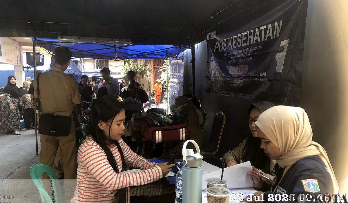 Petugas dari Pemkot Jakbar memberikan pelayanan kependudukan kepada warga Tambora yang terdampak kebakaran, Selasa, 22 Juli 2025. (Sumber: POSKOTA | Foto: Pandi Ramedhan)
