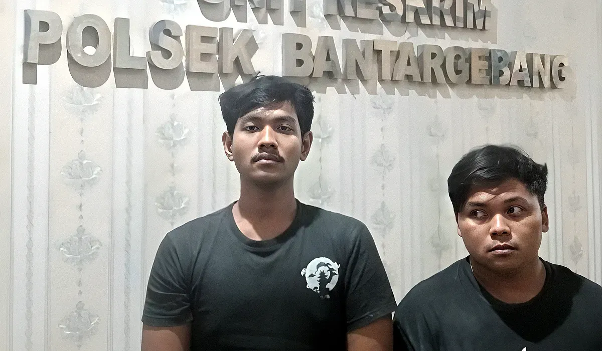 Dua pelaku yang melakukan penodongan dan pemalakan terhadap pedagang nanas di Jalan Mustika dari, Kota Bekasi, berhasil diringkus petugas dari Polres Metro Bekasi Kota di Bogor. (Sumber: Dok Polres Metro Bekasi)