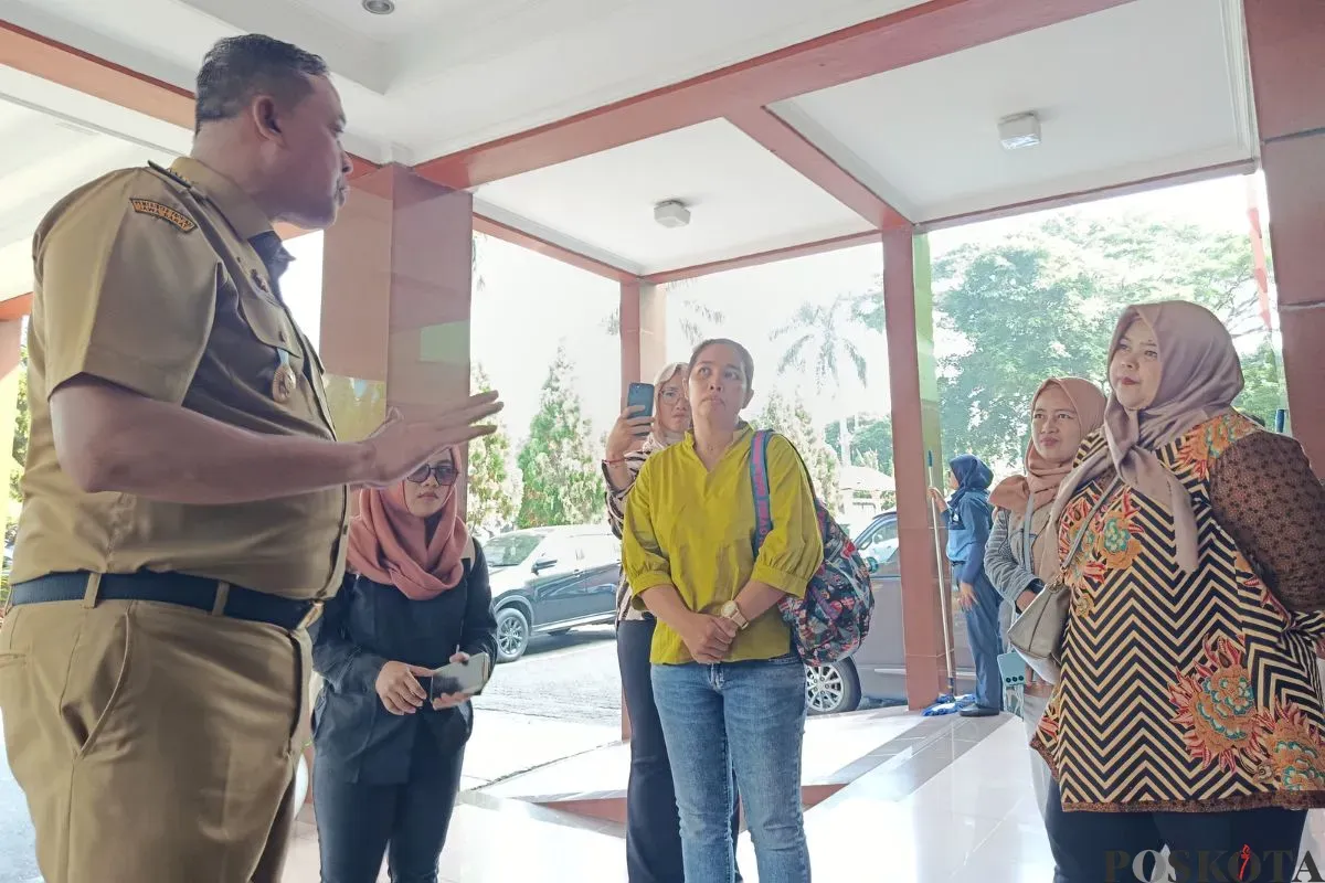 Wali kota bekasi, Tri Adhianto berbicara dengan wali murid atas dugaan pungli dan penyelewengan dana bos oleh Kepsek SD di Jaticempaka, Selasa, 22 Juli 2025. (Sumber: Poskota/Nurpini Aulia Rapika)