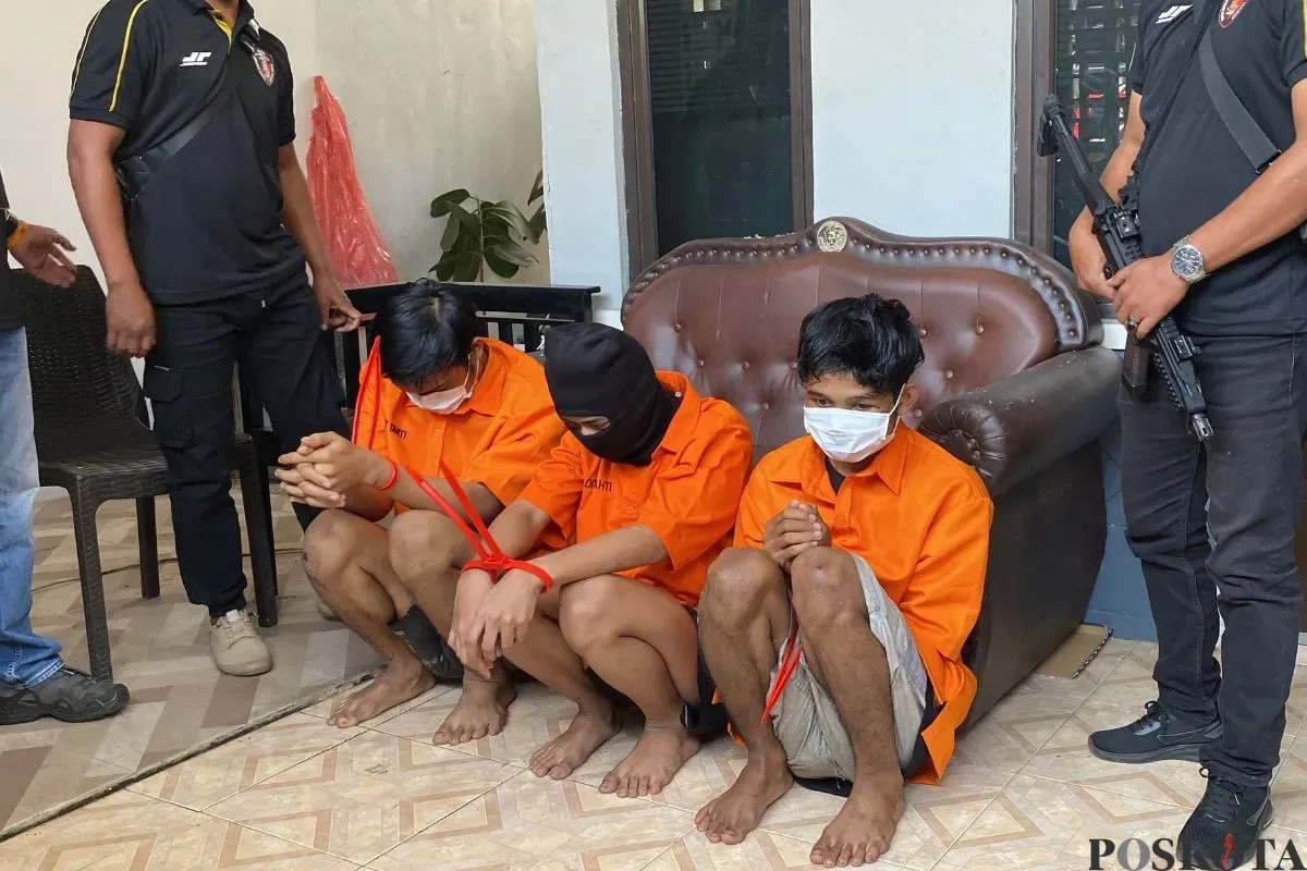 Tiga tersangka pembunuhan perempuan muda di Jalan Lamping Kancil, Desa Cibogo, Kecamatan Cisauk, Kabupaten Tangerang, Selasa, 22 Juli 2025. (Sumber: Poskota/Primayanti Juli Kumala Manalu)