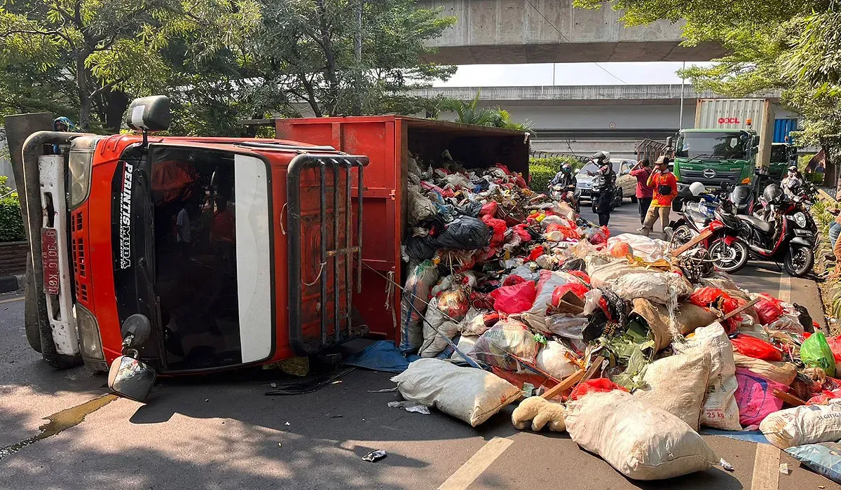 Sebuah truk pengangkut sampah milik UPTD Kebersihan Bekasi Timur terguling saat melintasi turunan Flyover Cut Meutia, Rawalumbu, Kota Bekasi, pada Selasa, 22 Juli 2025. (Sumber: Dok Istimewa)