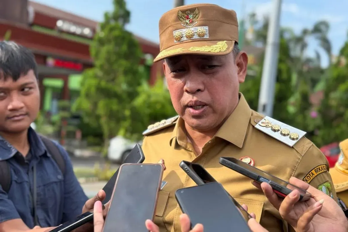 Wali kota Bekasi, Tri Adhianto menegaskan bahwa Pemerintah Kota Bekasi tidak akan melakukan pemutusan hubungan kerja secara sepihak terhadap Tenaga Kerja Kontrak (TKK) kategori R3 dan R4, Selasa, 22 Juli 2025. (Sumber: Dok. Pemkot Bekasi)