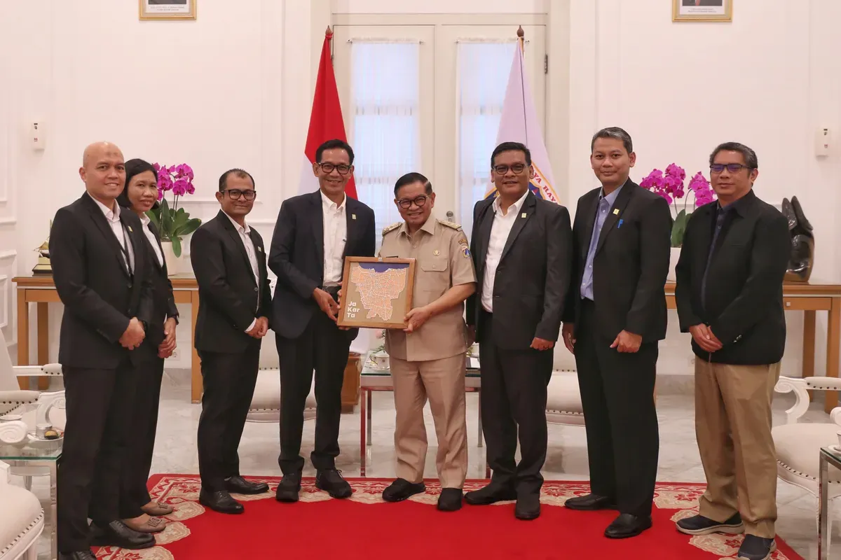 Gubernur Jakarta, Pramono Anung, menyerahkan cinderamata Jakarta kepada PLN UID Jakarta Raya, sebagai apresiasi atas kontribusi penyediaan listrik andal dan pengembangan energi berkelanjutan di Jakarta. (Sumber: Dok. PLN UID Jakarta Raya)