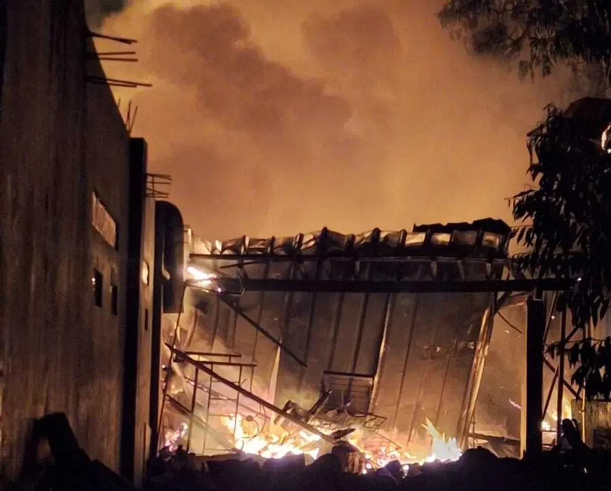 Api melumat satu rumah di Kampung Tonjong, RT 02 RW 09, Desa Tonjong, Kecamatan Tajurhalang, Kabupaten Bogor, Rabu, 23 Juli 2025, dini hari. (Sumber: Poskota/Angga Pahlevi)