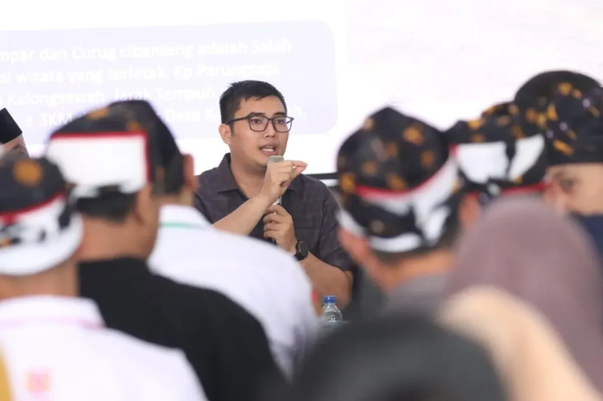 Ketua DPRD Kabupaten Bogor Sastra Winara menindak lanjuti aspirasi kurangnya bangku kelas di SMAN 1 Tenjo (Sumber: Dok. DPRD Kabupaten Bogor)