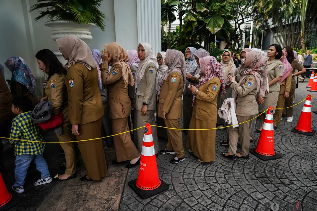ASN Pemprov Jakarta beraktivitas di kawasan Balai Kota Jakarta, Rabu, 23 Juli 2025. (Sumber: Poskota/Bilal Nugraha Ginanjar)