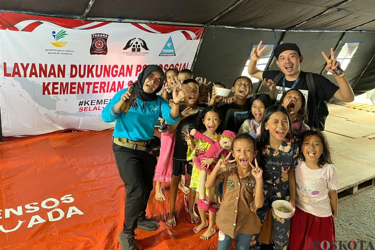 Anak-anak tampak ceria seusai bermain di lokasi pengungsian kebakaran di kawasan Tambora, Jakarta Barat, Rabu, 23 Juli 2025. (Sumber: Poskota/Pandi Ramedhan)