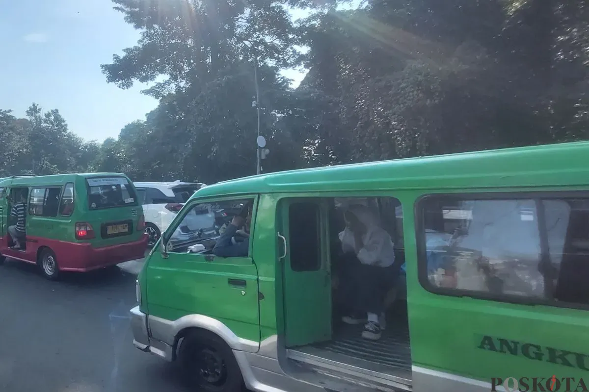 Kendaraan angkutan Kota (angkot) di kawasan Kota Bogor, Rabu, 23 Juli 2025. (Sumber: Poskota/Sekar Putri Andini)