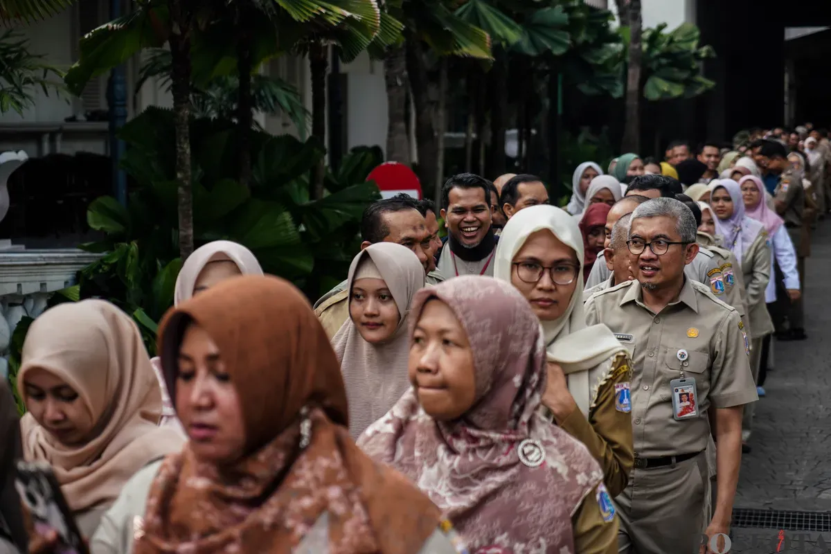 ASN beraktivitas di kawasan Balaikota Jakarta, Jakarta Pusat, Rabu, 23 Juli 2025. (Sumber: Poskota/Bilal Nugraha Ginanjar)