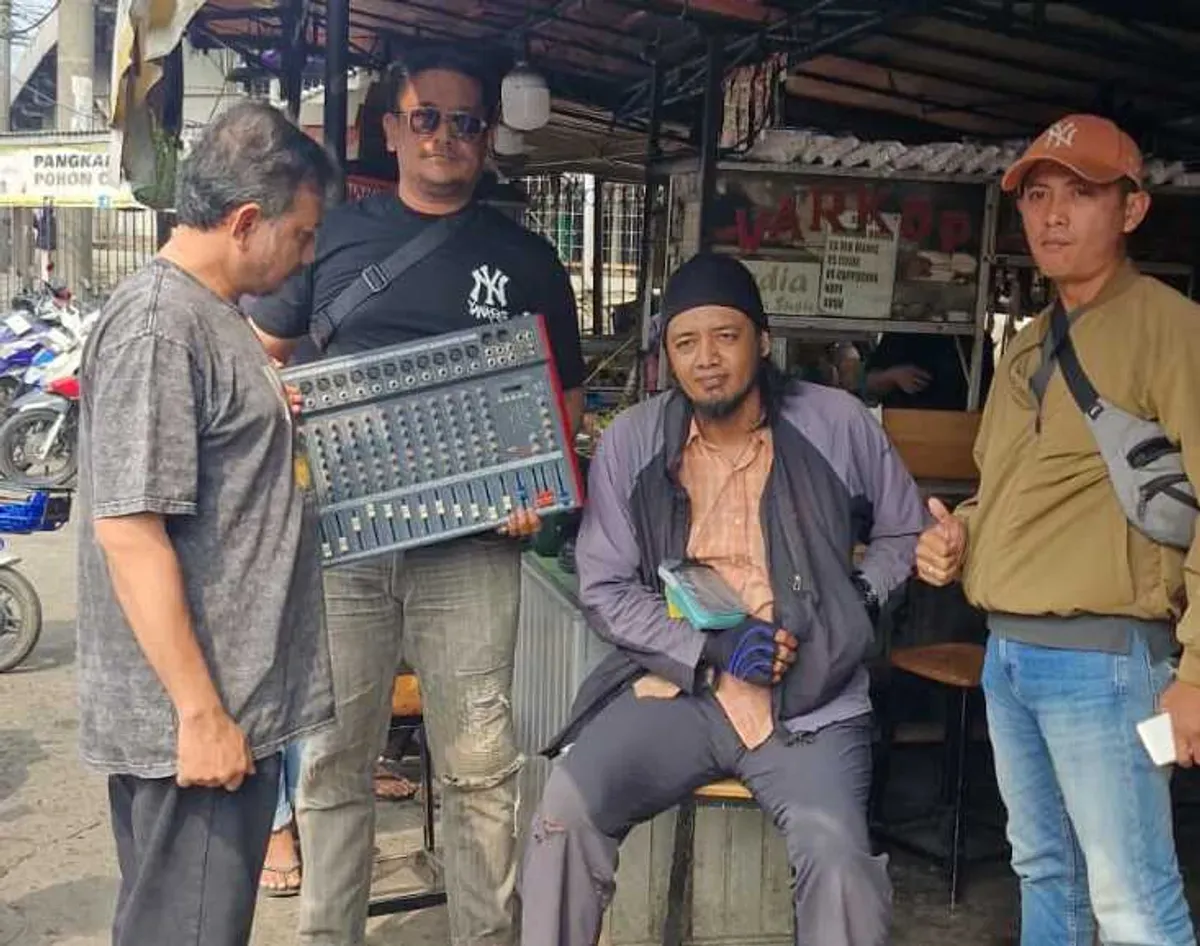 Tim Opsnal Polsek Bojongsari menunjukan barang bukti berupa mixer musala di Kelurahan Pengasinan, Kecamatan Sawangan, Kota Depok, yang sempat dicuri beberapa waktu lalu. (Sumber: Poskota/Angga Pahlevi)