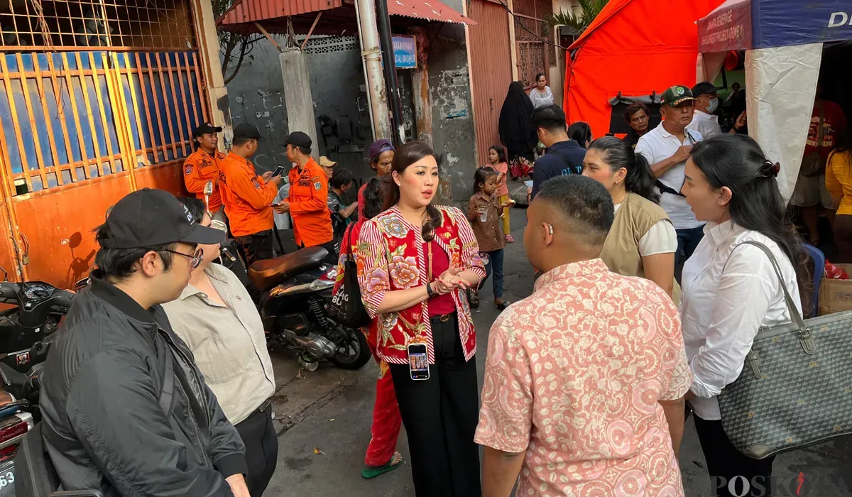 Anggota Komisi A DPRD Jakarta, Hilda Kusuma Dewi, menemui warga terdampak kebakaran di Tambora, Jakbar, Rabu, 23 Juli 2025. (Sumber: POSKOTA | Foto: Pandi Ramedhan)