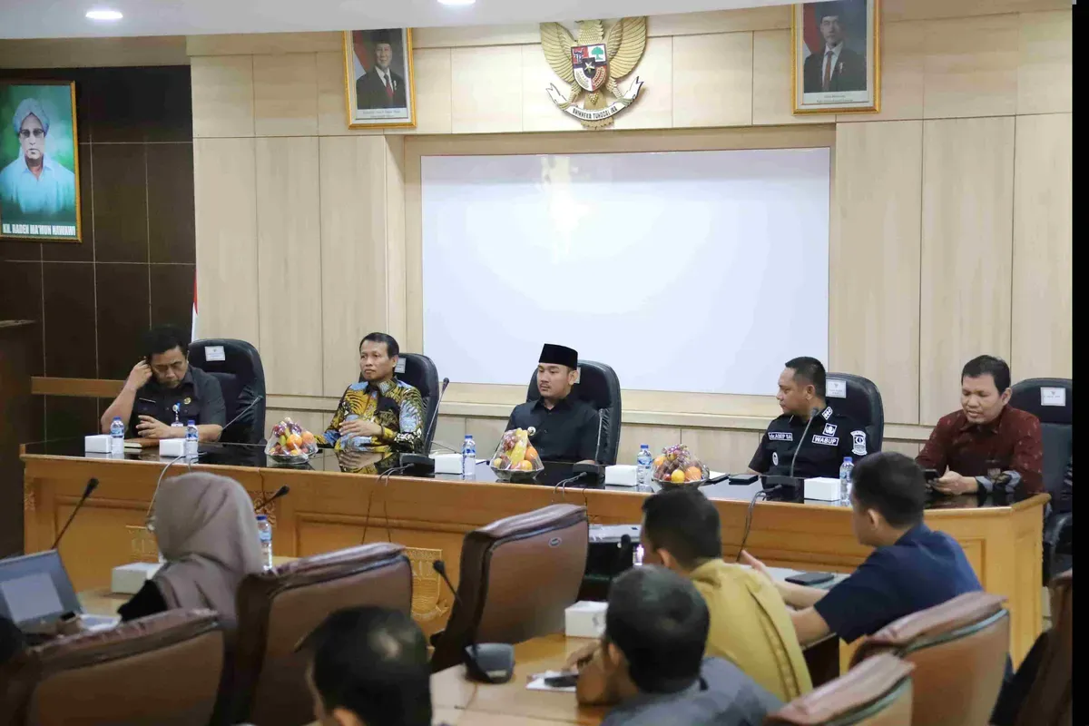 Pemkab Bekasi bersama KPK RI, menggelar rapat koordinasi pencegahan korupsi melalui perbaikan tata kelola pemerintah daerah di Kantor Bupati Kabupaten Bekasi, kemarin. (Sumber: Dok. Pemkab Bekasi)