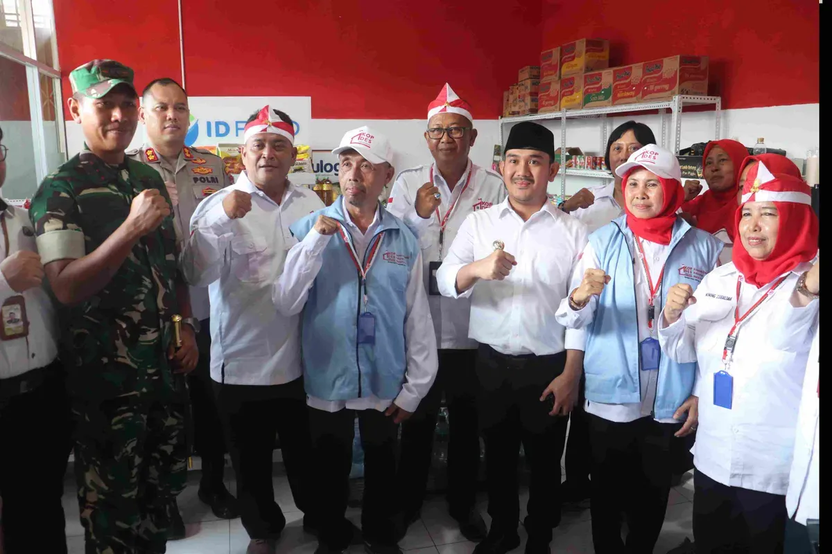 Para pengurus Koperasi Desa (Kopdes) Merah Putih Desa Kedungwaringin bersama Bupati Bekasi Ade Kuswara Kunang. (Sumber: Dok. Pemkab Bekasi)