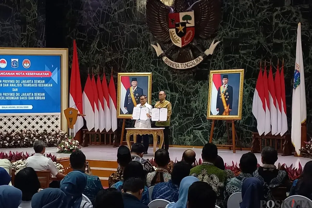 Gubernur Jakarta Pramono Anung dan Kepala PPATK Ivan Yustiavandana menandatangani Nota Kesepakatan Antar Pemprov Jakarta dengan PPATK dan LPSK 2025 di Balai Kota Jakarta, Rabu, 23 Juli 2025. (Sumber: Poskota/Muhammad Tegar Jihad)