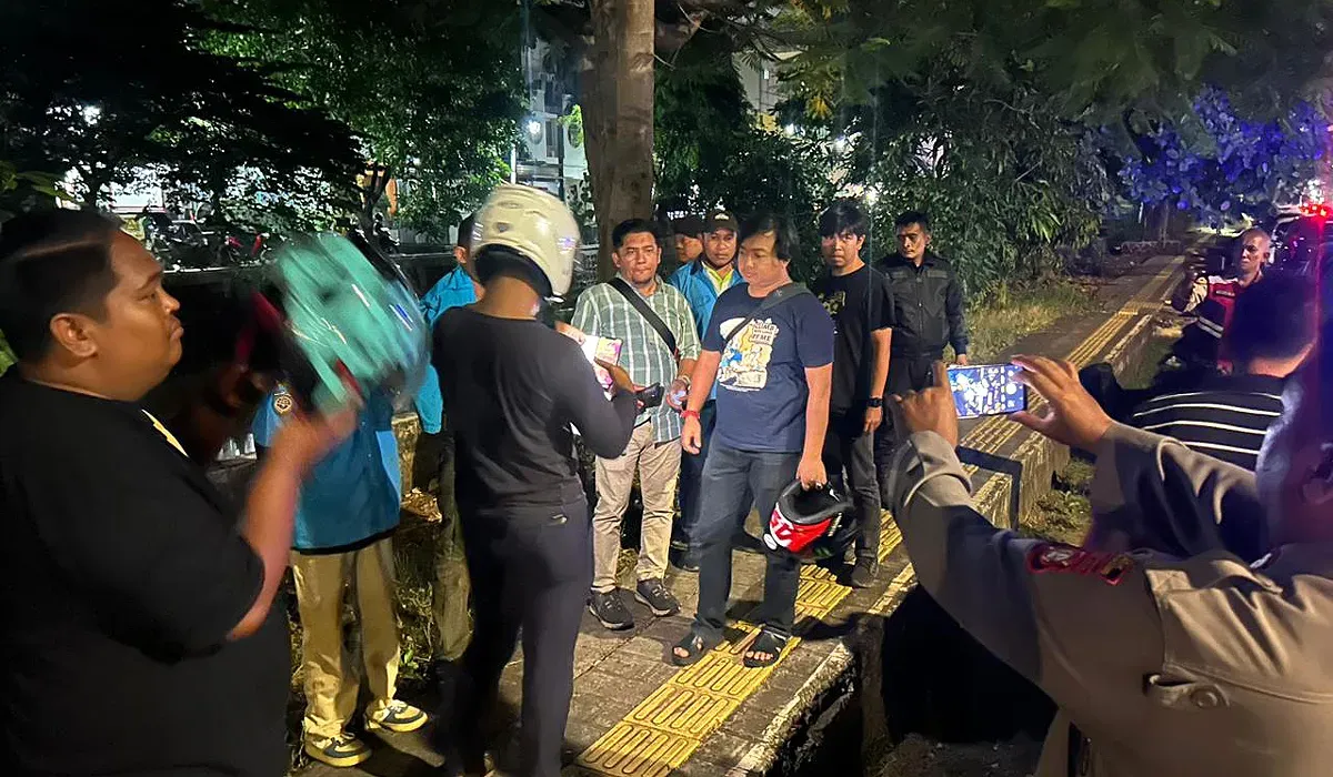 Situasi saat penangkapan juru parkir yang melakukan pungli di Jalan Gading Kirana, tepatnya samping Lotte Mart, Kelapa Gading Barat, Jakarta Utara. (Sumber: Dok Polsek Kelapa Gading)
