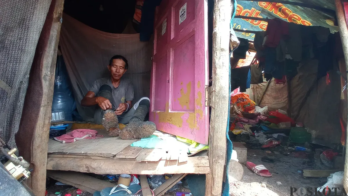 Warga Kampung Pemulung Sampah di TPA Sarimukti, Kecamatan Cipatat, Kabupaten Bandung Barat. (Sumber: Poskota/Gatot Poedji Utomo)