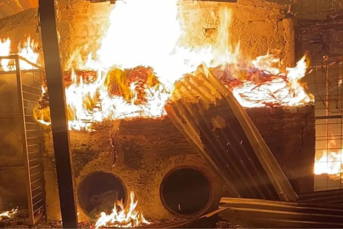 Sebuah bangunan produksi sekaligus gudang makanan ringan di Jalan Raya Tonjong, Kecamatan Tajurhalang, Kabupaten Bogor, terbakar, Selasa, 22 Juli 2025, malam WIB. (Sumber: Dok. Damkar Sektor Parung)