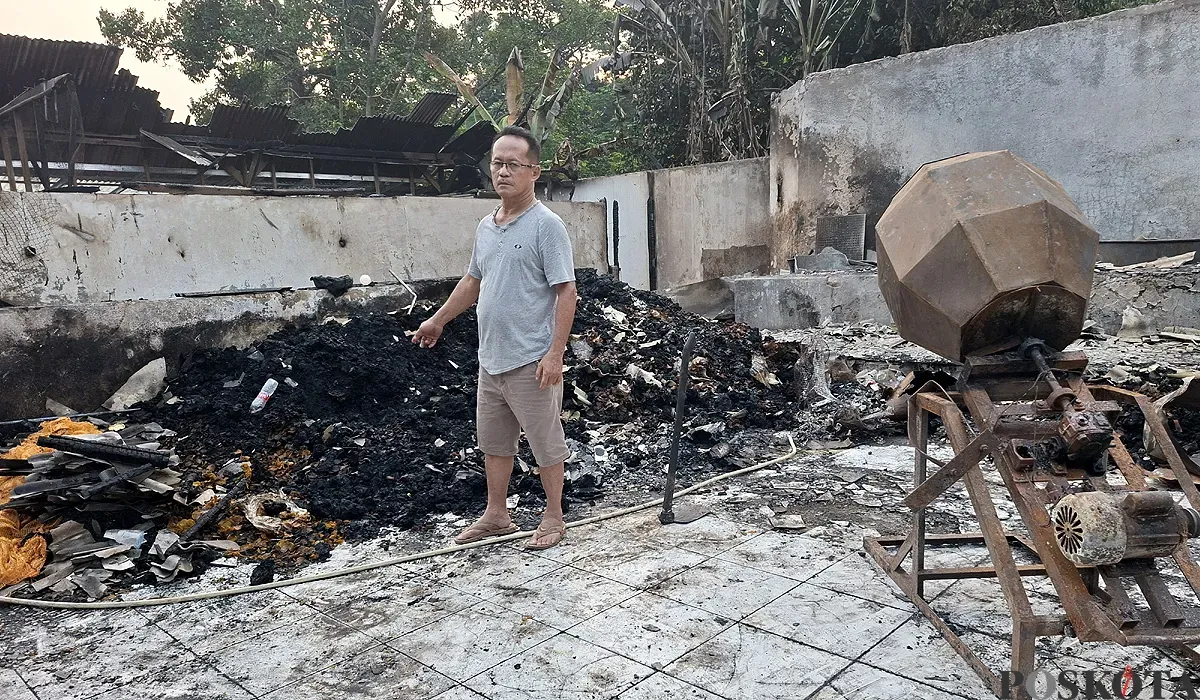 Korban sekaligus pemilik rumah, Wie Heng alias Atmaja, menunjukkan kondisi rumahnya yang hangus terbakar. (Sumber: POSKOTA | Foto: Angga Pahlevi)