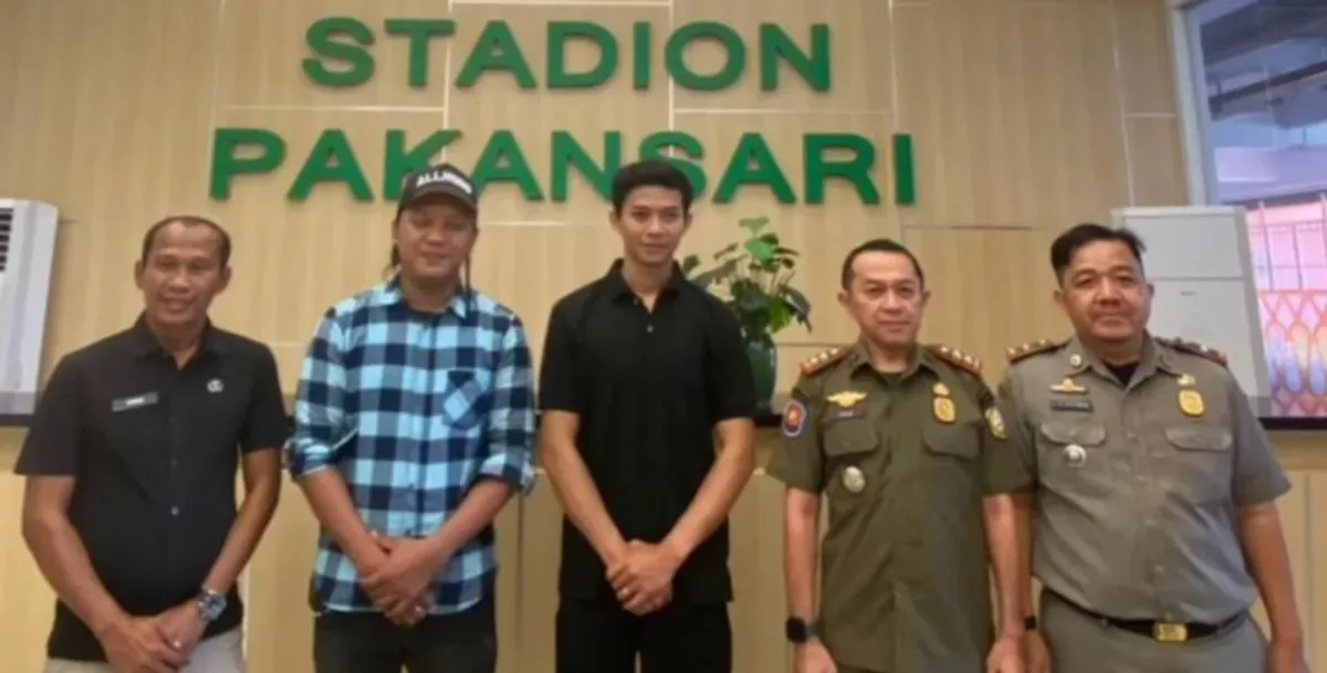 Tampang pemilik akun instagram @_bemskuy saat menyampaikan permohonan maaf di ruang VVIP Stadion Pakansari, Kabupaten Bogor. (Sumber: instagram/@lapor_pakbupati)
