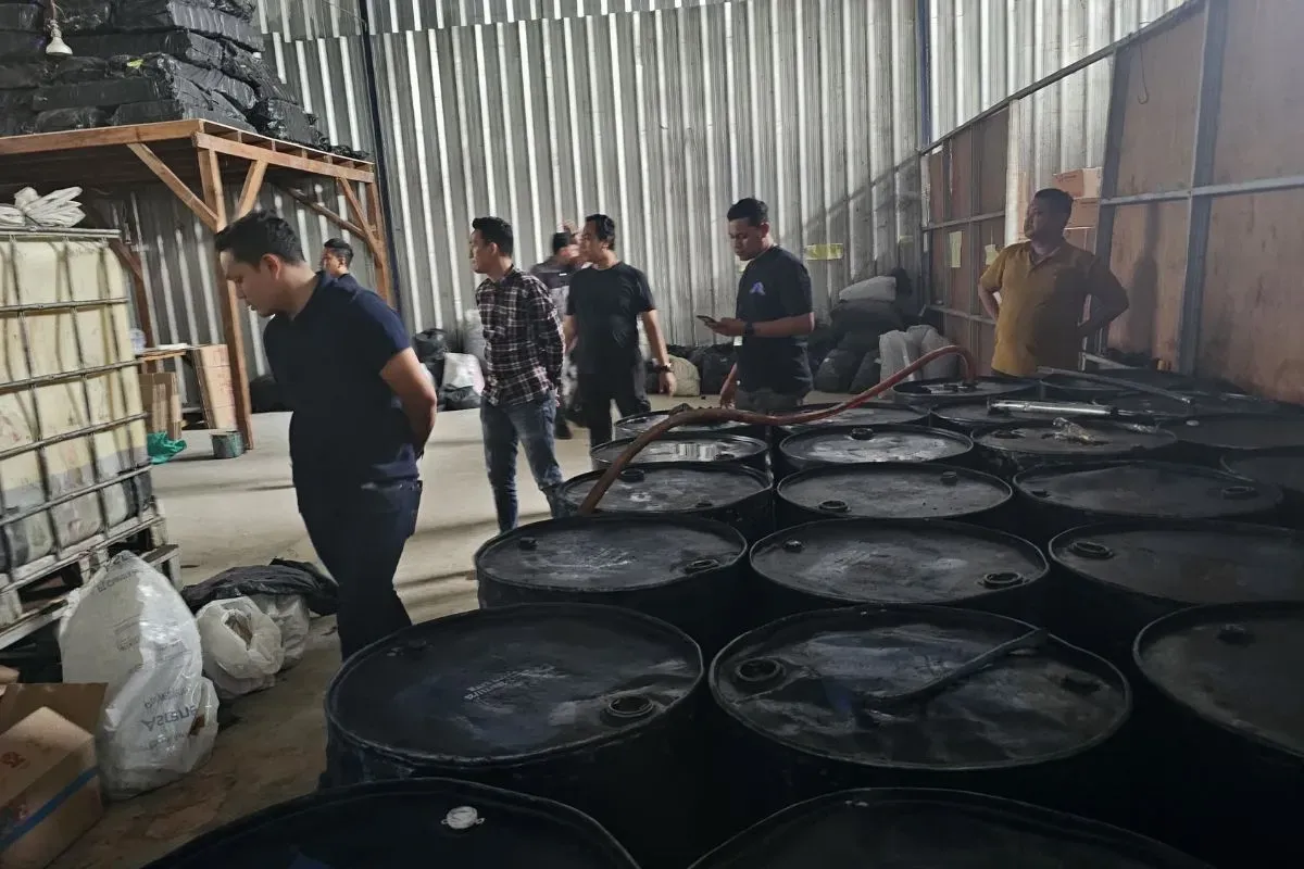 Polisi menggerebek rumah produksi oli palsu di Jalan Rawa Kompeni Nomor 118 C, Kelurahan Benda, Kecamatan Benda, Kota Tangerang, Rabu, 16 Juli 2025. (Sumber: Dok. Polres Metro Tangerang Kota)