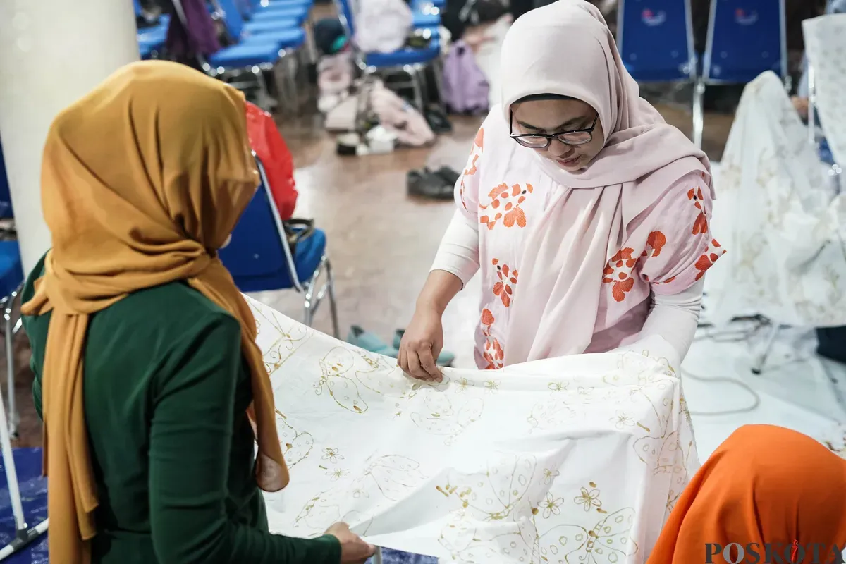 Peserta mengikuti pelatihan membatik di Gedung Pusat Pelatihan Seni Budaya (PPSB) M Mashabi, Tanah Abang, Jakarta, Senin, 23 Juli 2025. (Sumber: Poskota/Bilal Nugraha Ginanjar)