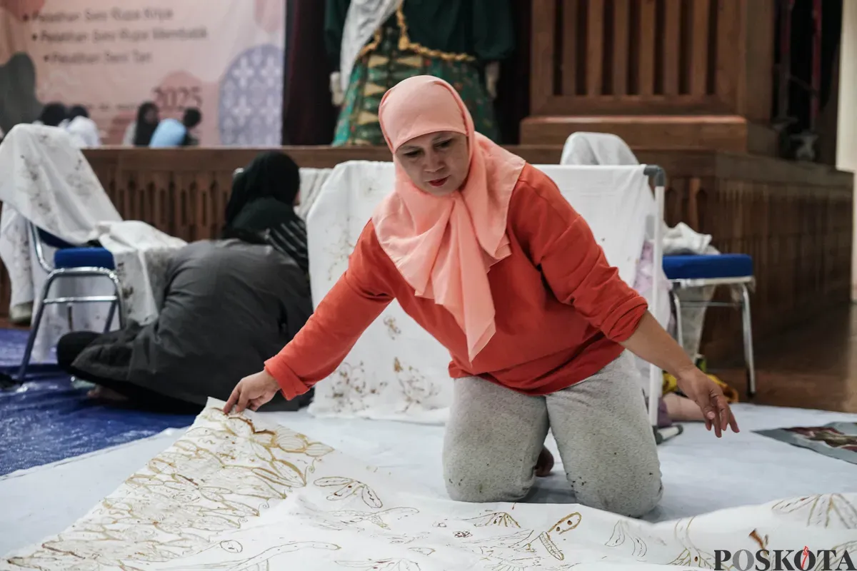 Peserta mengikuti pelatihan membatik di Gedung Pusat Pelatihan Seni Budaya (PPSB) M Mashabi, Tanah Abang, Jakarta, Senin, 23 Juli 2025. (Sumber: Poskota/Bilal Nugraha Ginanjar)