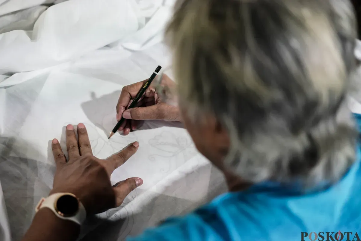Peserta mengikuti pelatihan membatik di Gedung Pusat Pelatihan Seni Budaya (PPSB) M Mashabi, Tanah Abang, Jakarta, Senin, 23 Juli 2025. (Sumber: Poskota/Bilal Nugraha Ginanjar)