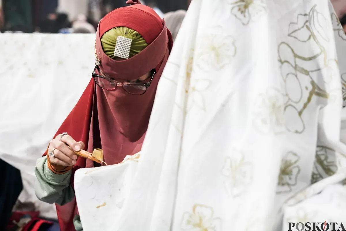 Peserta mengikuti pelatihan membatik di Gedung Pusat Pelatihan Seni Budaya (PPSB) M Mashabi, Tanah Abang, Jakarta, Senin, 23 Juli 2025. (Sumber: Poskota/Bilal Nugraha Ginanjar)