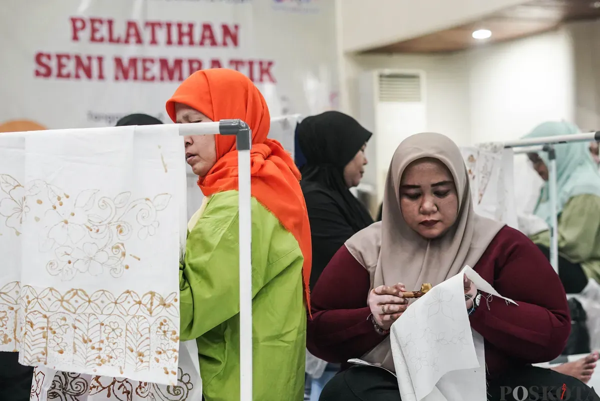 Peserta mengikuti pelatihan membatik di Gedung Pusat Pelatihan Seni Budaya (PPSB) M Mashabi, Tanah Abang, Jakarta, Senin, 23 Juli 2025. (Sumber: Poskota/Bilal Nugraha Ginanjar)