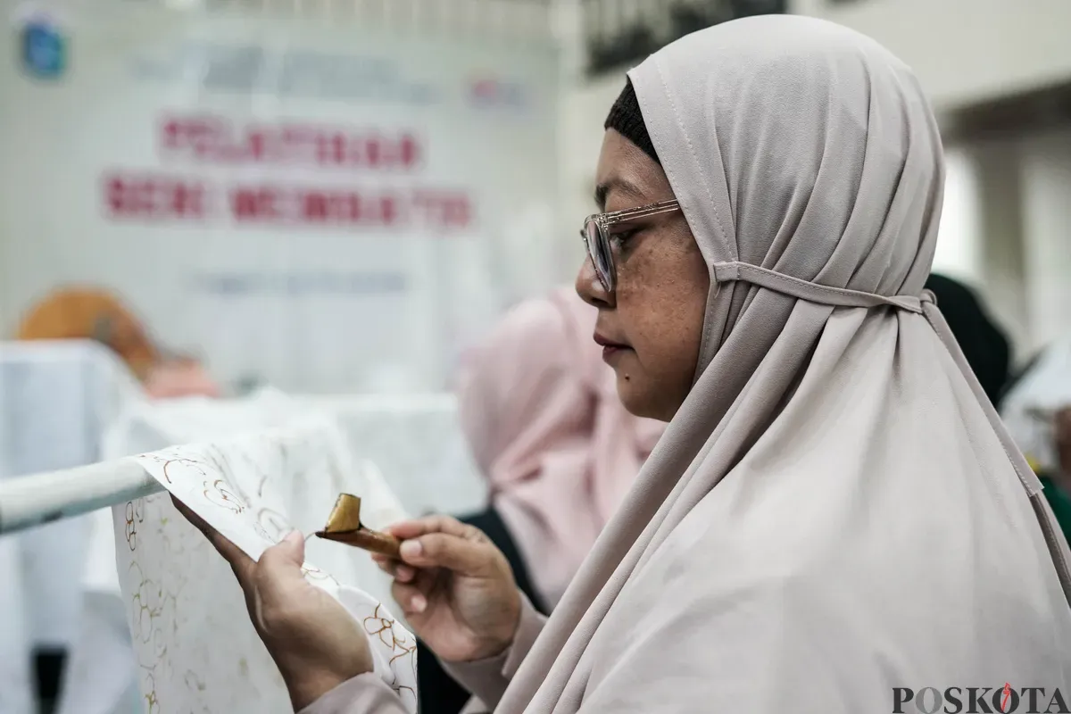 Peserta mengikuti pelatihan membatik di Gedung Pusat Pelatihan Seni Budaya (PPSB) M Mashabi, Tanah Abang, Jakarta, Senin, 23 Juli 2025. (Sumber: Poskota/Bilal Nugraha Ginanjar)