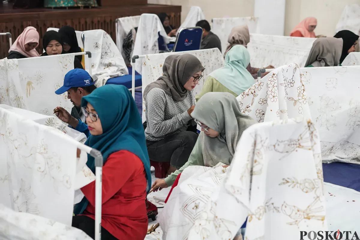 Peserta mengikuti pelatihan membatik di Gedung Pusat Pelatihan Seni Budaya (PPSB) M Mashabi, Tanah Abang, Jakarta, Senin, 23 Juli 2025. (Sumber: Poskota/Bilal Nugraha Ginanjar)