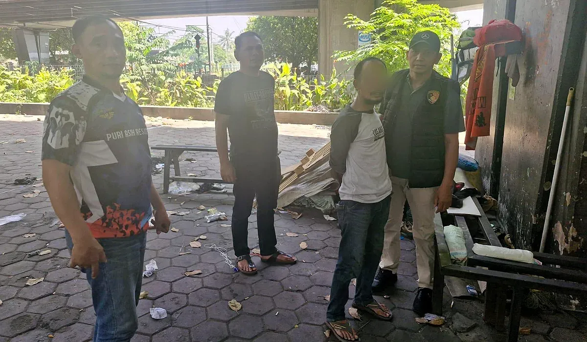 Anggota Polsek Cengkareng menangkap pelaku pemalakan terhadap seorang pedagang kopi keliling di kawasan Jalan Bojong Raya, Jakarta Barat. (Sumber: Dok Polsek Cengkareng)