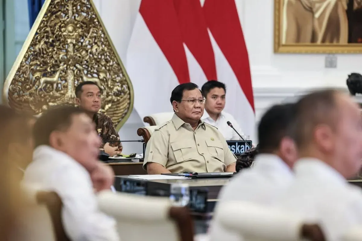Presiden Prabowo melangsungkan Rapat Terbatas untuk membahas perkembangan KEK yang tersebar di seluruh Indonesia, didampingi oleh jajaran menteri Kabinet Merah Putih, Jakarta, 22 Juli 2025. (Sumber: Instagram/@presidenrepublikindonesia)