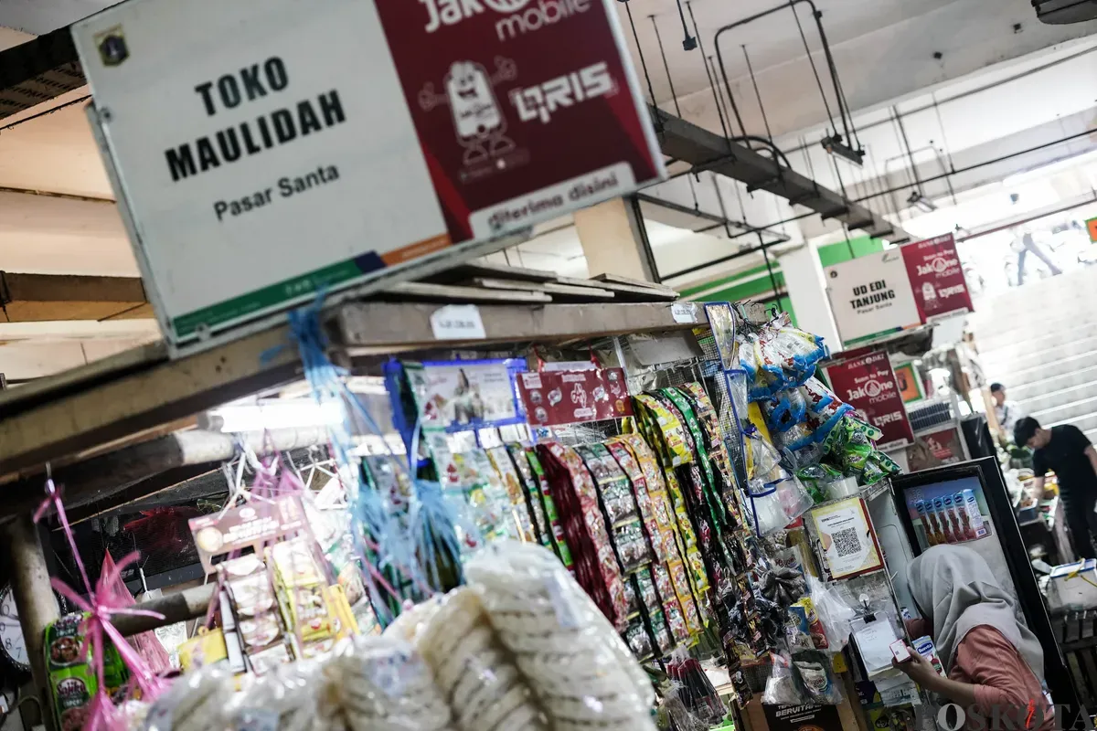 Warga melakukan transaksi QRIS di salah satu kedai kopi di Pasar Santa, Jakarta, Selasa, 22 Juli 2025. (Sumber: Poskota/Bilal Nugraha Ginanjar)