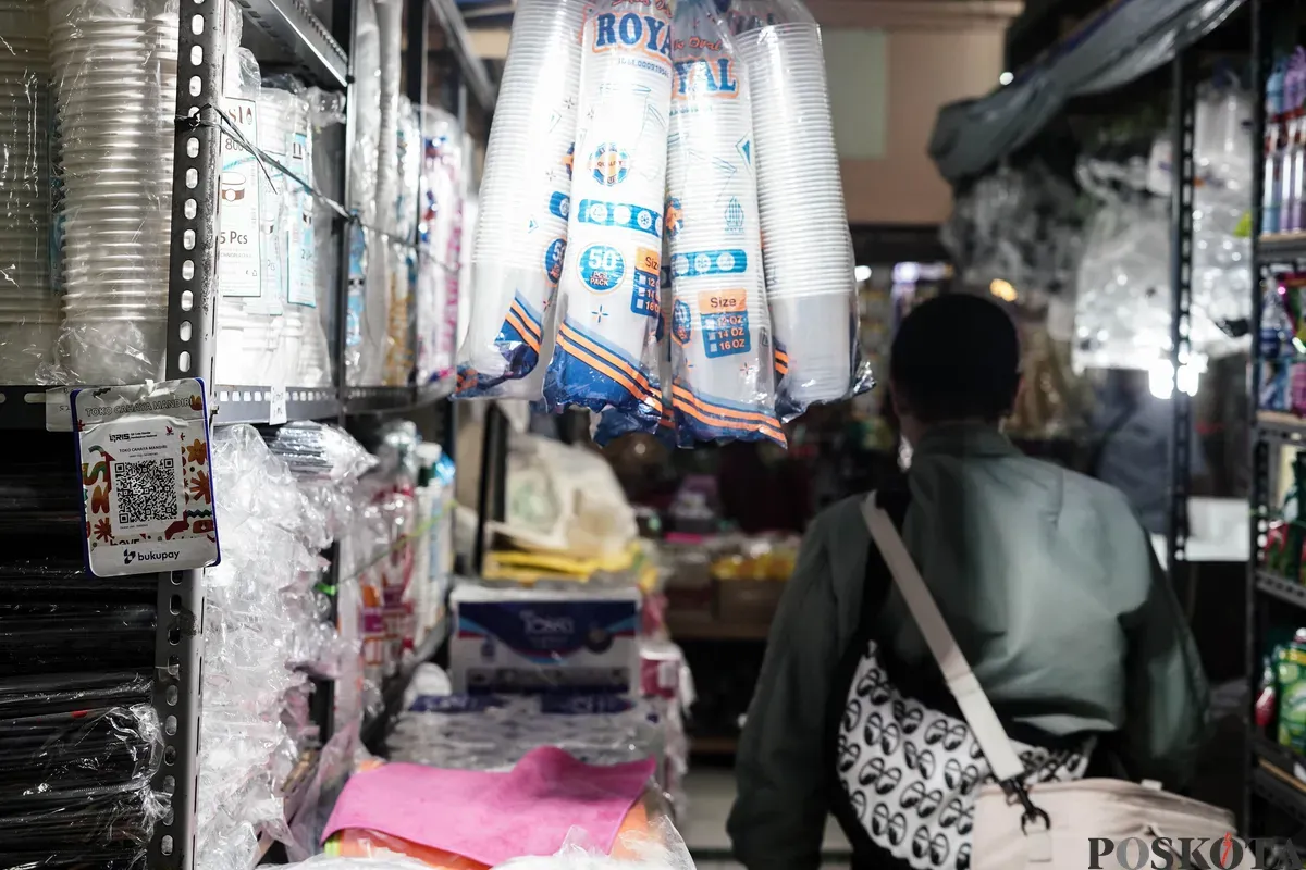 Warga melakukan transaksi QRIS di salah satu kedai kopi di Pasar Santa, Jakarta, Selasa, 22 Juli 2025. (Sumber: Poskota/Bilal Nugraha Ginanjar)