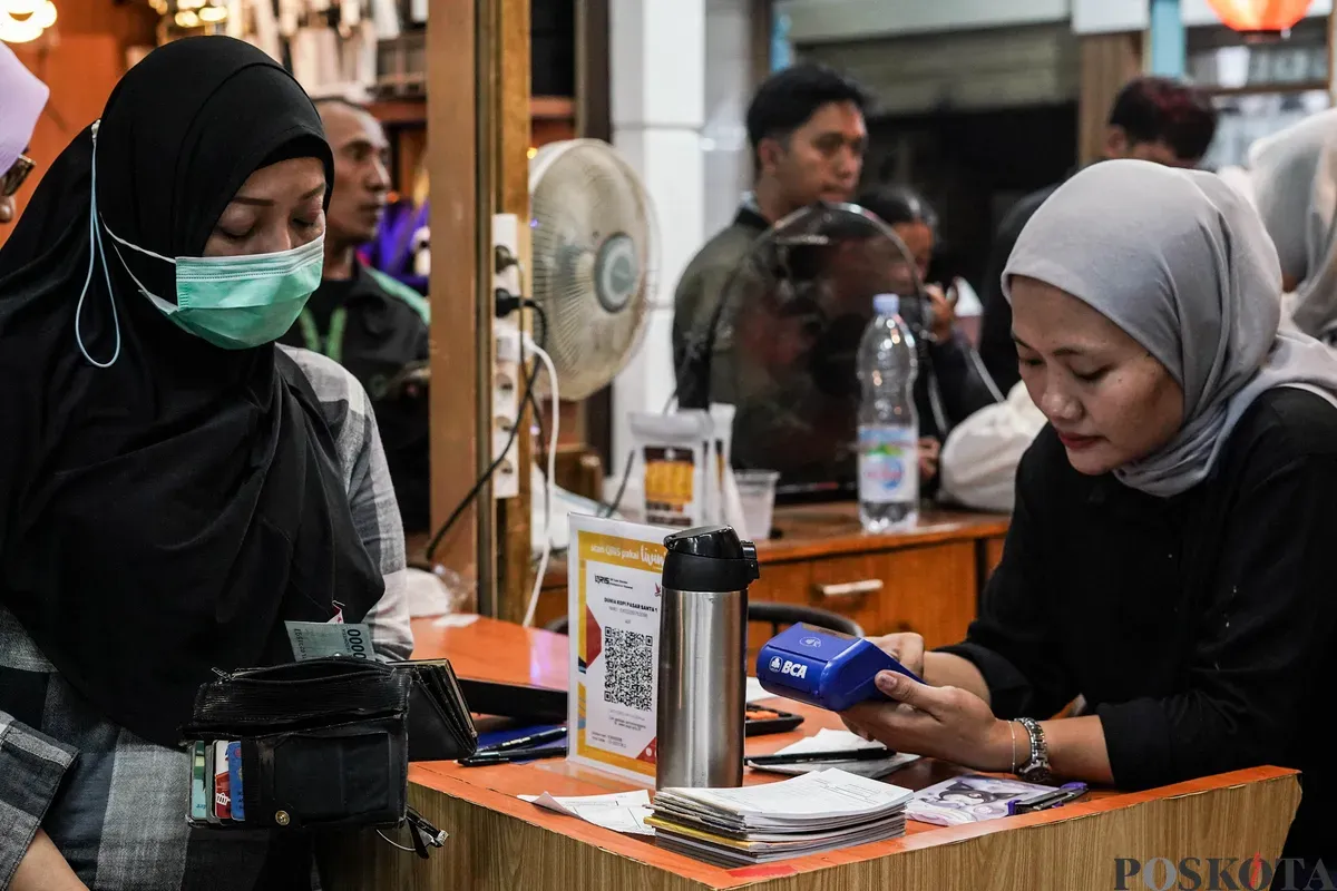 Warga melakukan transaksi QRIS di salah satu kedai kopi di Pasar Santa, Jakarta, Selasa, 22 Juli 2025. (Sumber: Poskota/Bilal Nugraha Ginanjar)