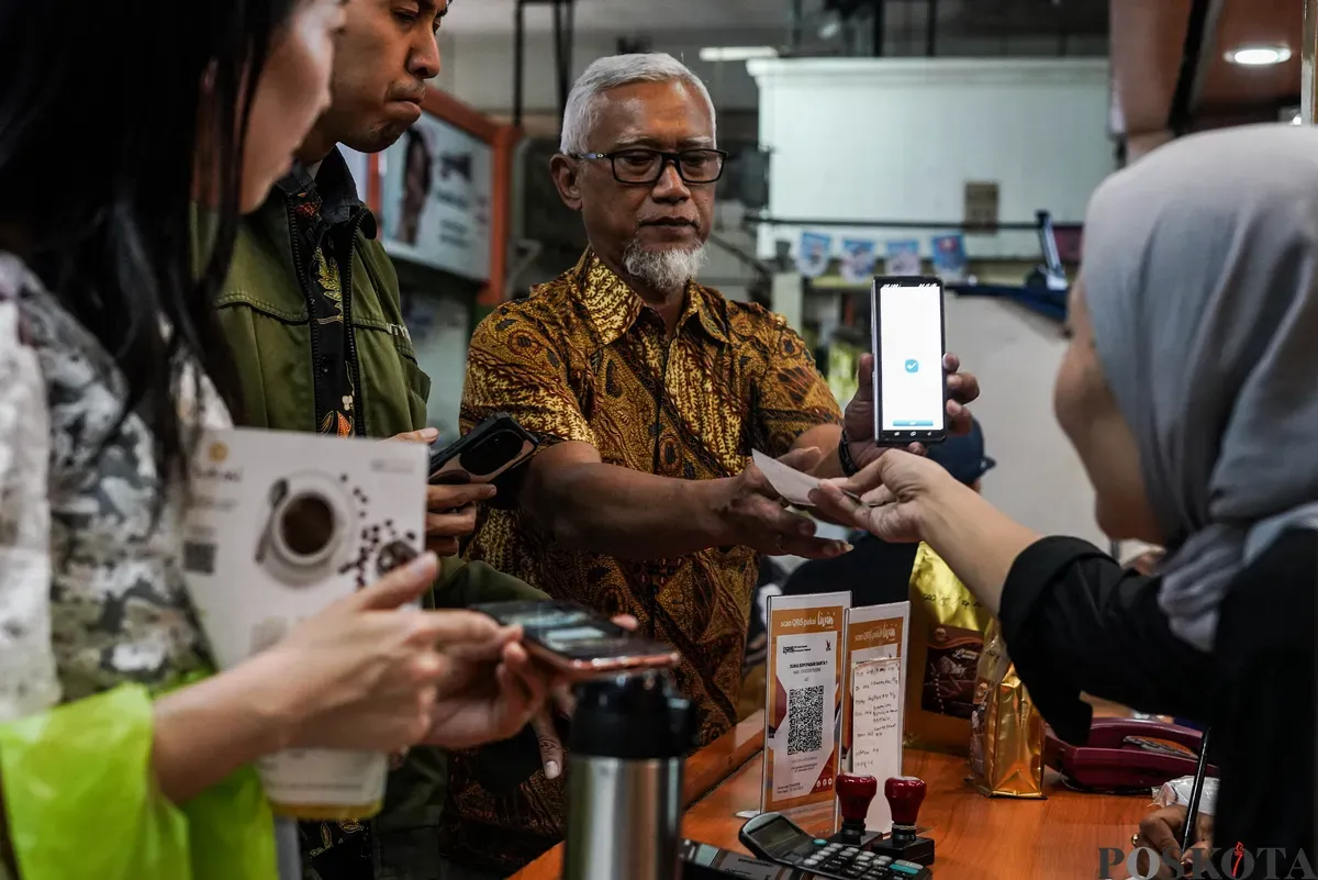 Warga melakukan transaksi QRIS di salah satu kedai kopi di Pasar Santa, Jakarta, Selasa, 22 Juli 2025. (Sumber: Poskota/Bilal Nugraha Ginanjar)