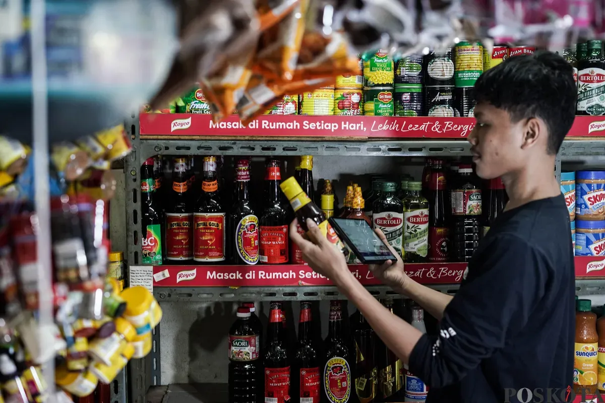 Warga melakukan transaksi QRIS di salah satu kedai kopi di Pasar Santa, Jakarta, Selasa, 22 Juli 2025. (Sumber: Poskota/Bilal Nugraha Ginanjar)