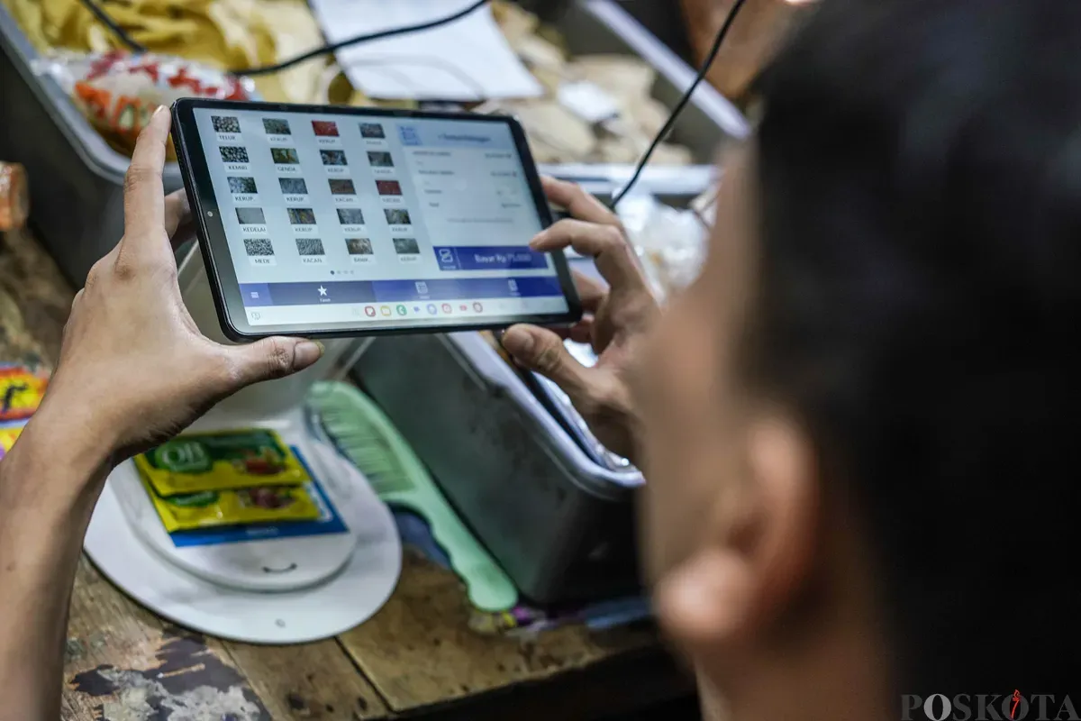 Warga melakukan transaksi QRIS di salah satu kedai kopi di Pasar Santa, Jakarta, Selasa, 22 Juli 2025. (Sumber: Poskota/Bilal Nugraha Ginanjar)